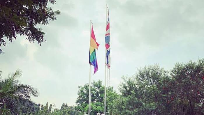 Dubes Inggris Kibarkan Bendera LGBT, Ketua MUI: Sebagai Tamu Harus Tahu Diri! 