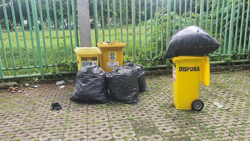 Duh, Pesta Malam Pergantian Tahun di Kota Bekasi Menyisakan Tumpukan Sampah
