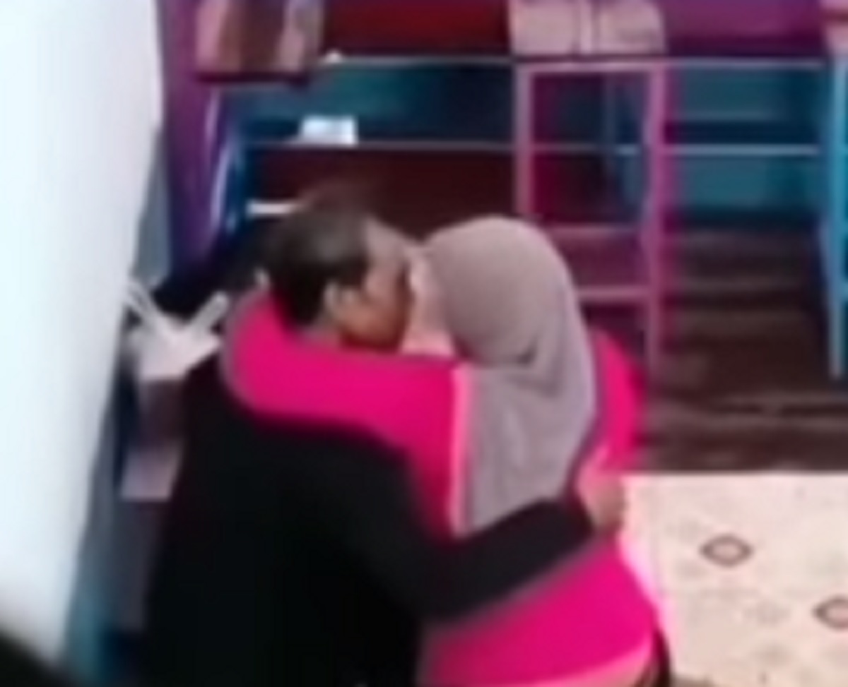 Viral! Sepasang Kekasih Paruh Baya Mesum di Kafe, Berawal dari Pelukan Hingga Ciuman Mesra