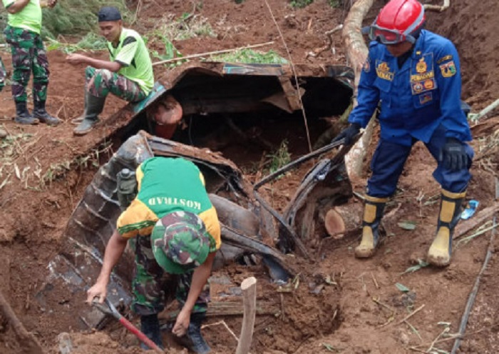 Tim Tanggap Darurat DKI Evakuasi Jenazah Perempuan di Lokasi Gempa Cianjur, Tak Bisa Gunakan Alat Berat
