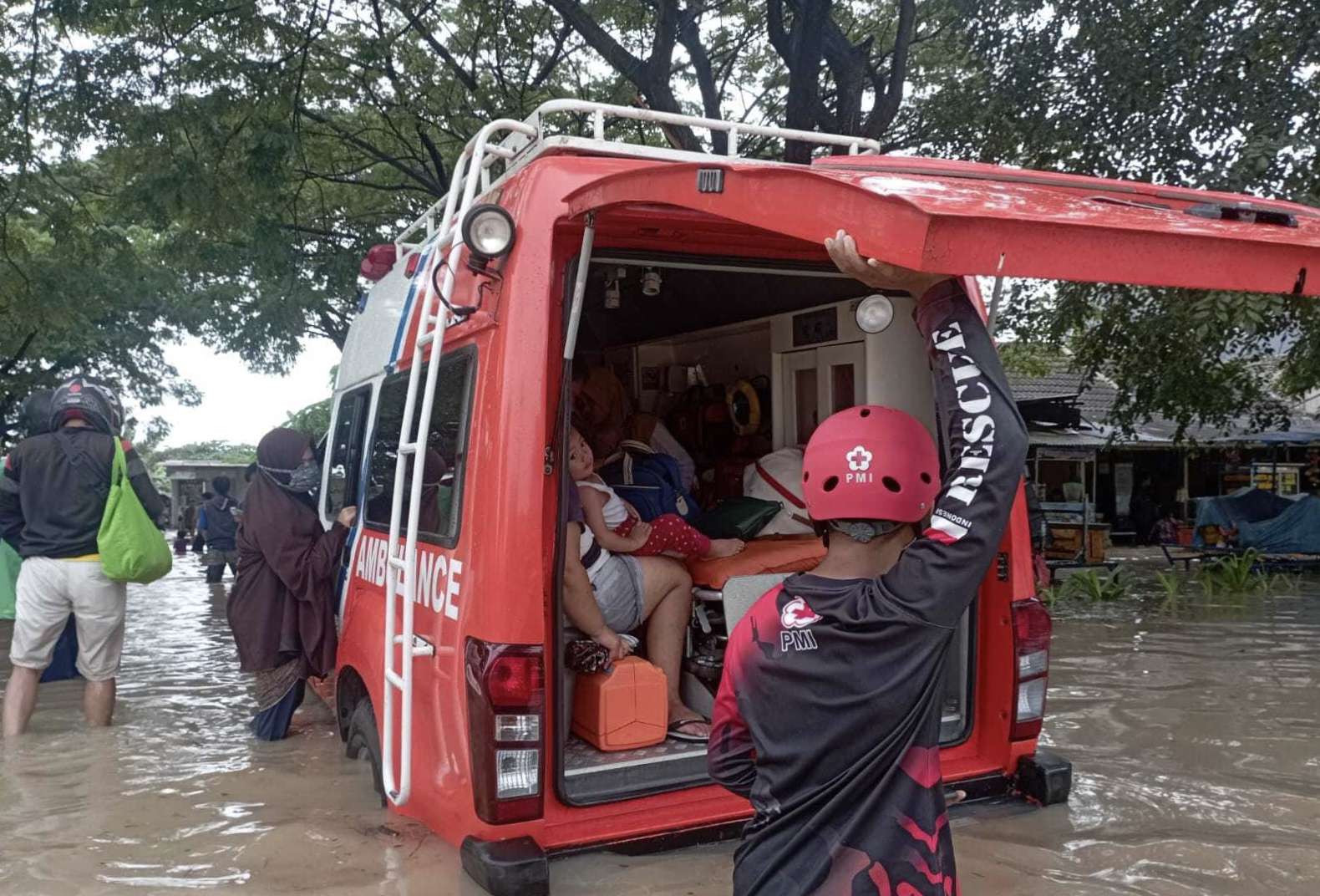 Banjir Mengepung Kabupaten Bekasi, Pemkab, BPBD dan PMI Turun Tangan Melakukan Evakuasi Warga