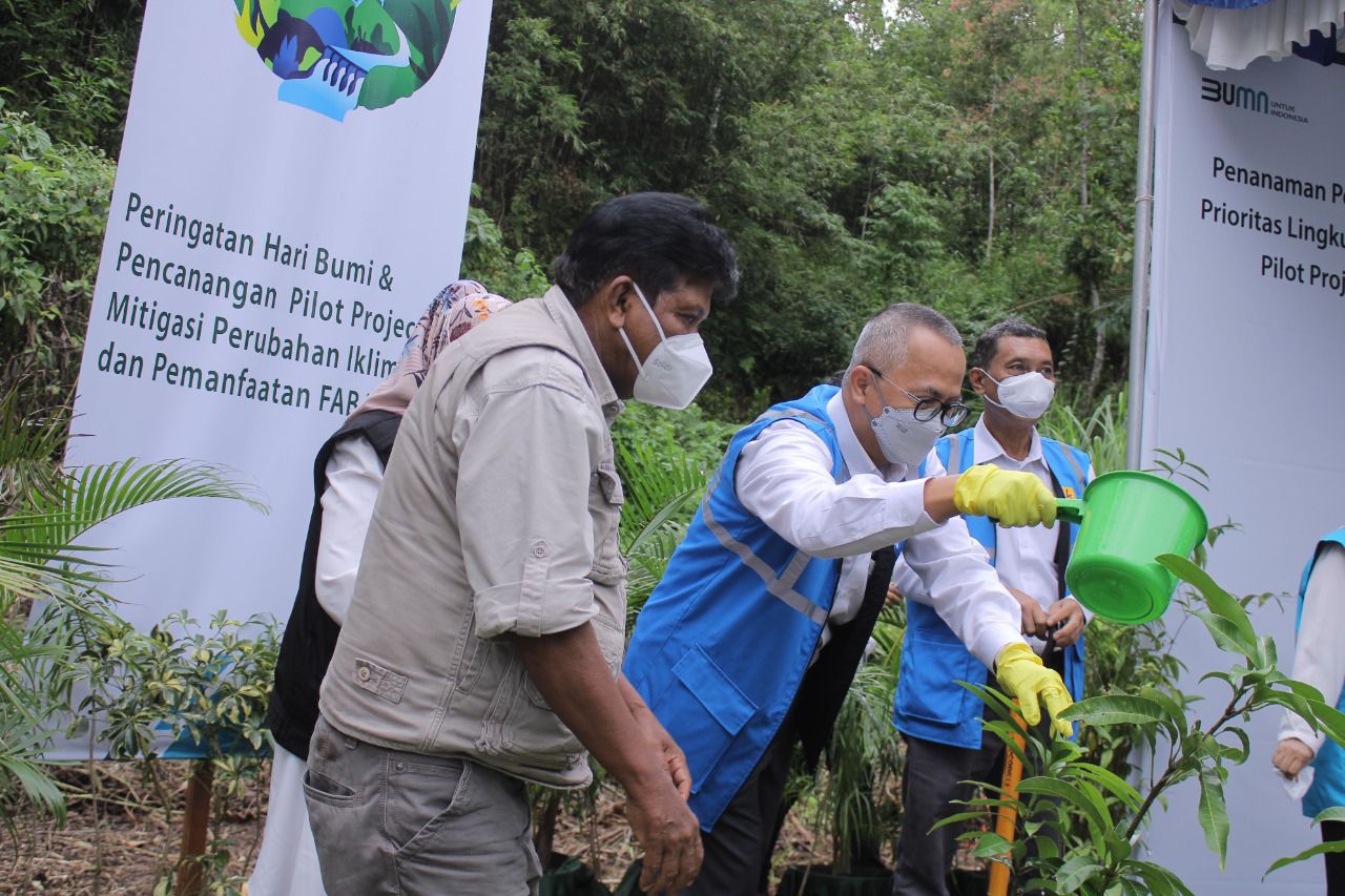 Peringati Hari Bumi, PLN Tanam 1.800 Pohon dan Dorong Pemanfaatan Electrifying Agriculture di Sumatera Barat