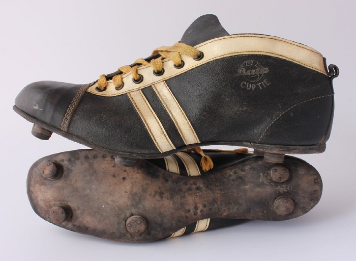 Zaman Dahulu, Ada Cara Unik Pakai Sepatu Sepakbola, Begini Kisahnya