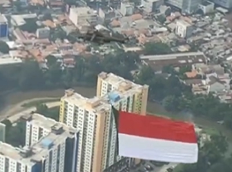 HUT ke-77 RI, Helikopter TNI AU Kibarkan Bendera Merah Putih Raksasa di Langit Jakarta 