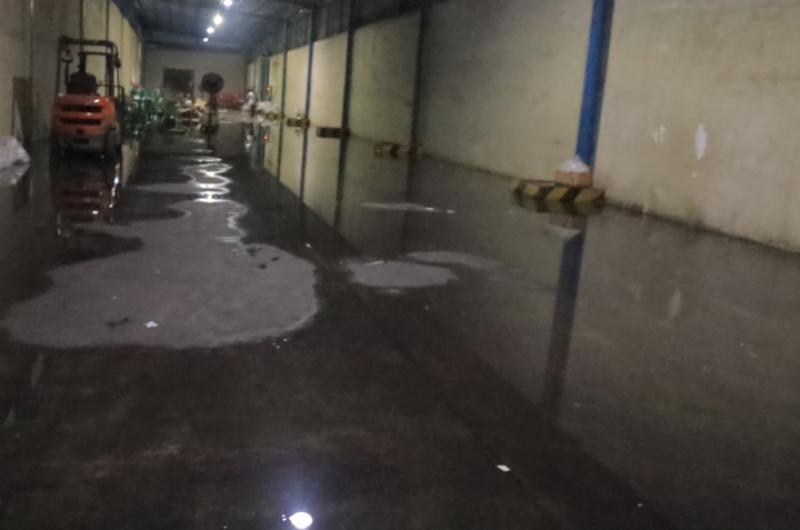 Hujan Deras Sejak Sore, Gudang Logistik KPU Kota Bekasi Tergenang Air saat Malam Hari
