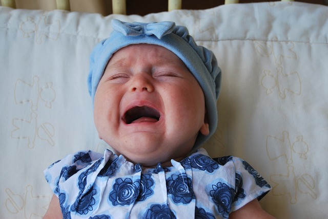 Bayi Suka Rewel Sambil Memegangi Popok, Ini Beberapa Penyebabnya Menurut Dokter