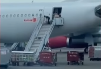 Geger! Video Petugas Kepergok Lempar Barang dari Atas Pesawat Viral di Medsos, Warganet: Pantas Paketan Sering Hancur