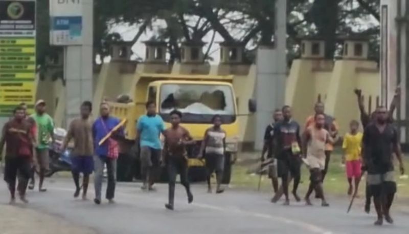 Jalan Trans Papua Barat Diblokir Warga, Penyebabnya Menakutkan 