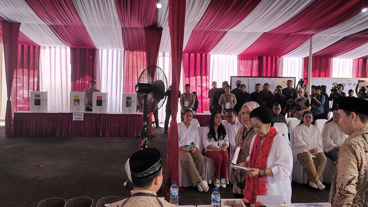 Megawati dan Puan Maharani Beserta Keluarga Gunakan Hak Pilih di TPS 053 Kebagusan
