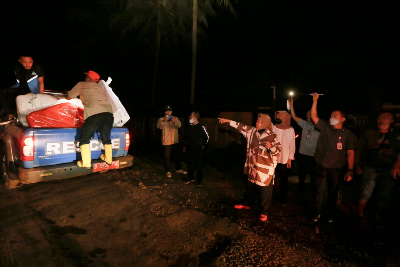 Mensos Risma Terjun Langsung Atur Penyaluran Logistik Korban Gempa Cianjur