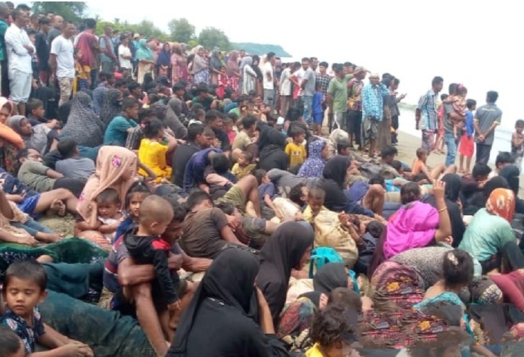 Berlabuh di Aceh, 220 Imigran Rohingya Langsung Serbu Masuk Perkampungan 