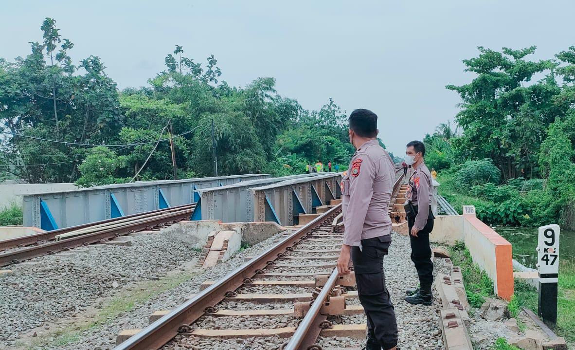Melintas di Jalur Kereta Api, Seorang Ibu dan Anaknya Tertabrak Kereta Api Argo Jakarta Bandung