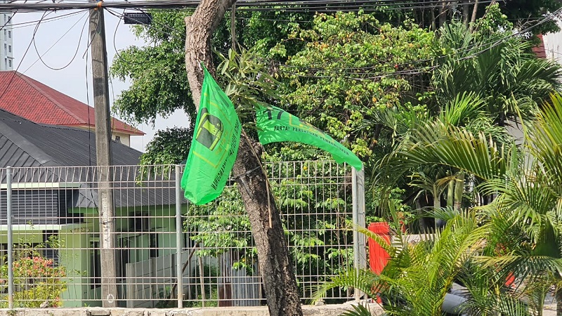 Pemkot Bekasi Bakal Copoti Bendera Parpol yang Dipasang Sembarangan di Batang Pohon Pinggir Jalan