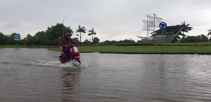 Sudah Hampir Sepekan, Akses Jalan Utama Perumahan Segara City Kabupaten Bekasi Terendam Banjir