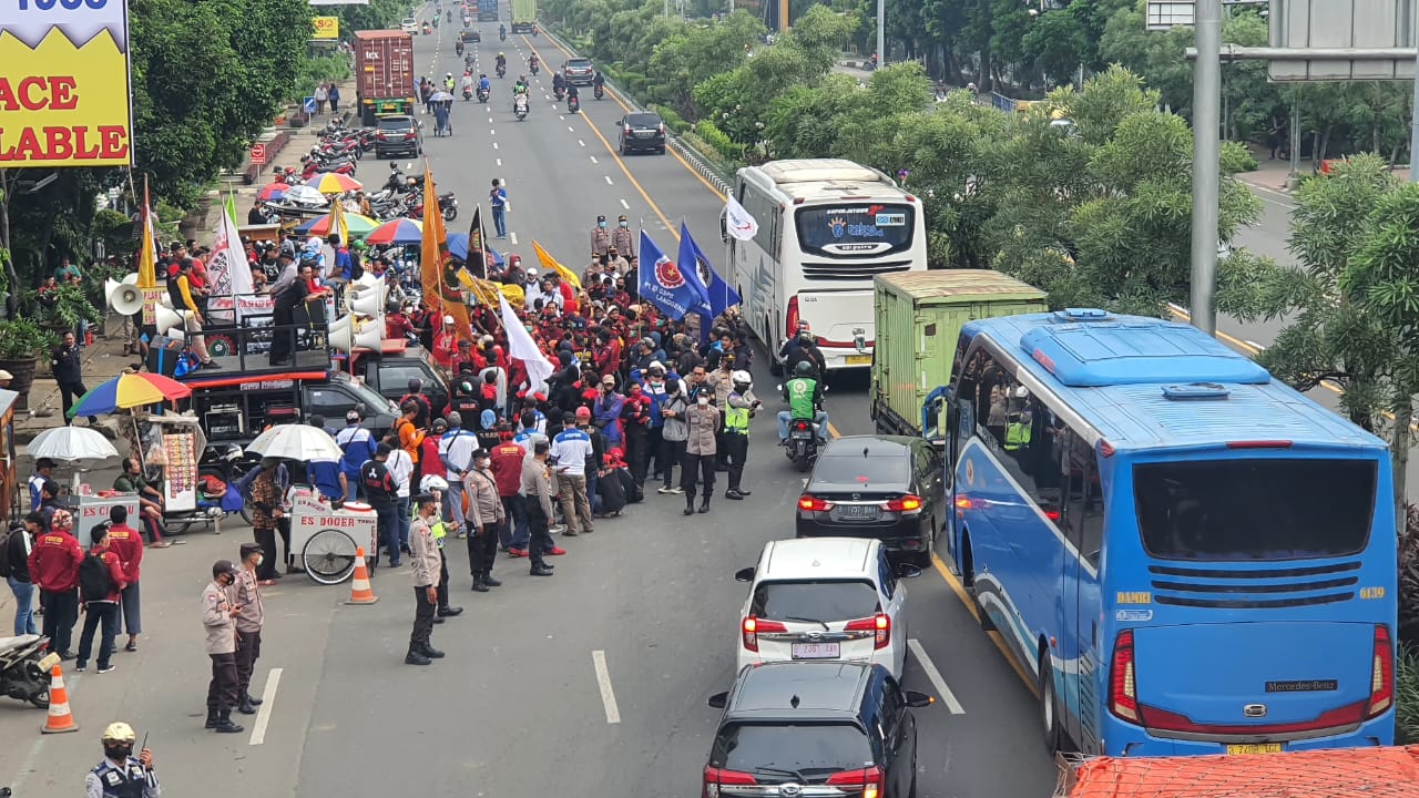 Imbas Demo Buruh Soal Penetapan UMK Kota Bekasi 2023, Sejumlah Jalan Macet Total