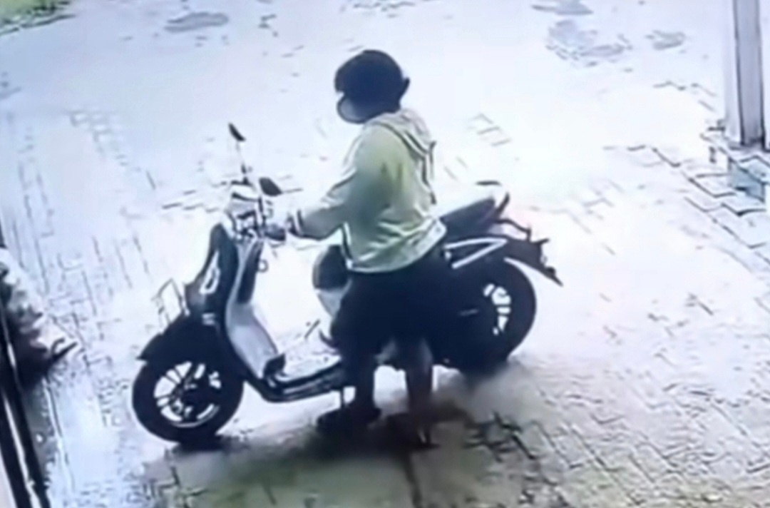 Komplotan Maling Terekam CCTV, Nekat Curi Sepeda Motor Milik Pedagang Es Kelapa Muda di Bekasi