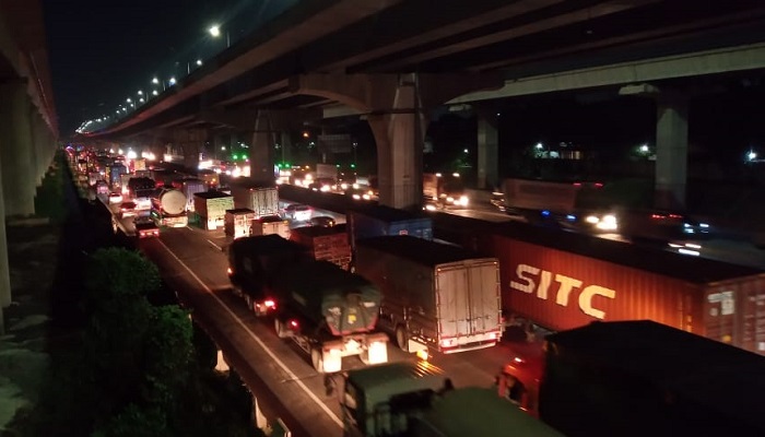 Sejak Pagi Hingga Malam Ini, Ruas TOL Cikampek Arah Jakarta Masih Terjadi Kemacetan Panjang