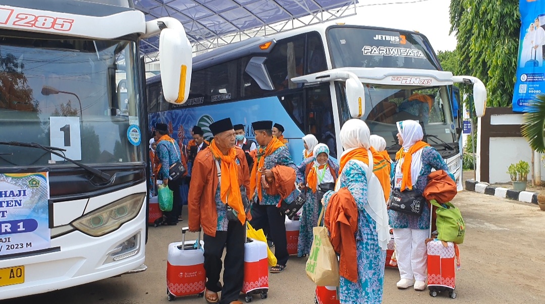 Rombongan Calon Jamaah Haji Kabupaten Garut Kloter 1 Jawa Barat, Tiba di Asrama Embarkasi Jakarta - Bekasi
