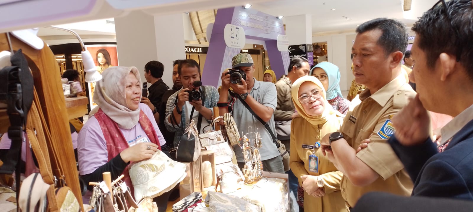 Banggakan Produk Lokal, Plh Wali Kota Bandung Ajak Warga ke Pasar Kreatif 
