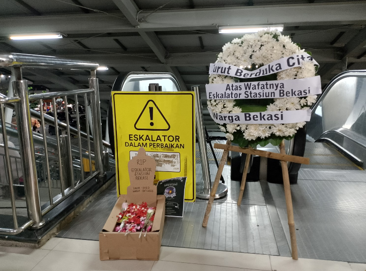 Puluhan Pengguna KRL Menggelar Aksi 100 Hari Matinya Eskalator Stasiun Bekasi