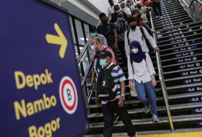 Penumpang Berjubel di Stasiun Manggarai, DJKA Bangun Tangga Tambahan di Ujung Peron