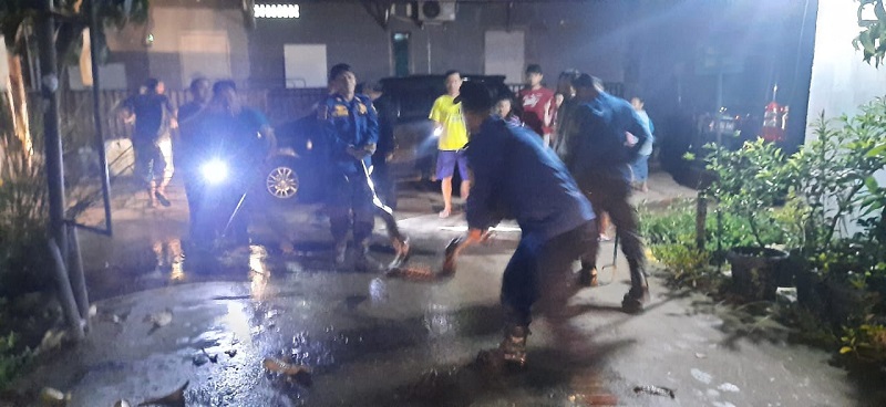Petugas Damkar Evakuasi Ular Sanca Kembang Seberat 25 kilogram Dari Selokan Rumah Warga di Cikarang Bekasi