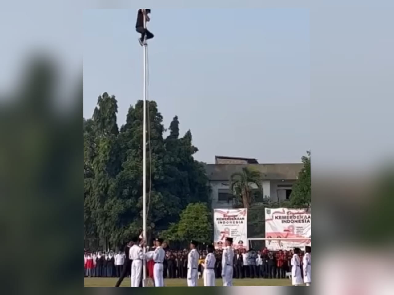 Aksi Heroik Panjat Tiang Bendera oleh Tukang Sound System di Tangsel, Netizen Usulkan Jadi PNS!