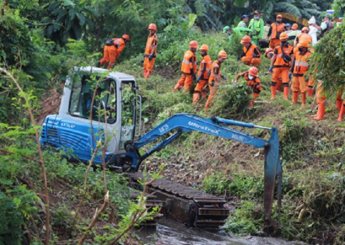 Menyasar Titik Rawan Banjir Jakarta, Personel Gabungan Gerebek Lumpur hingga Cabuti Rumput Liar di Saluran