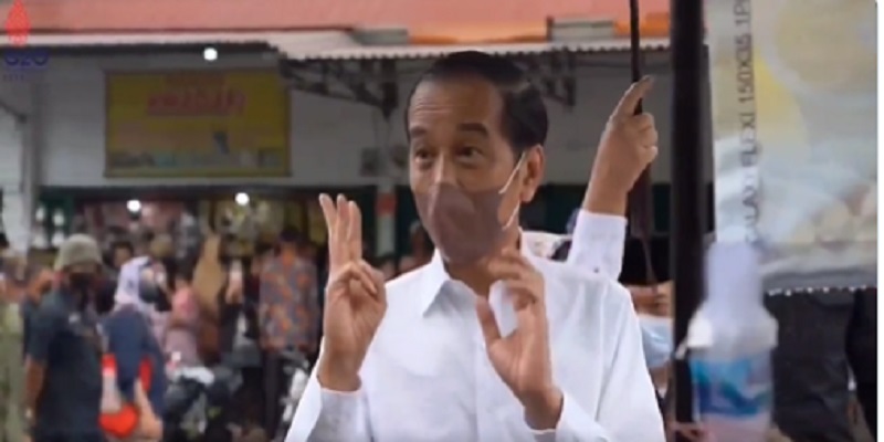 Roy Suryo Ungkap Maksud Presiden Jokowi Acungkan 3 Jari ke Masyarakat, Setelah Bagikan BLT Minyak