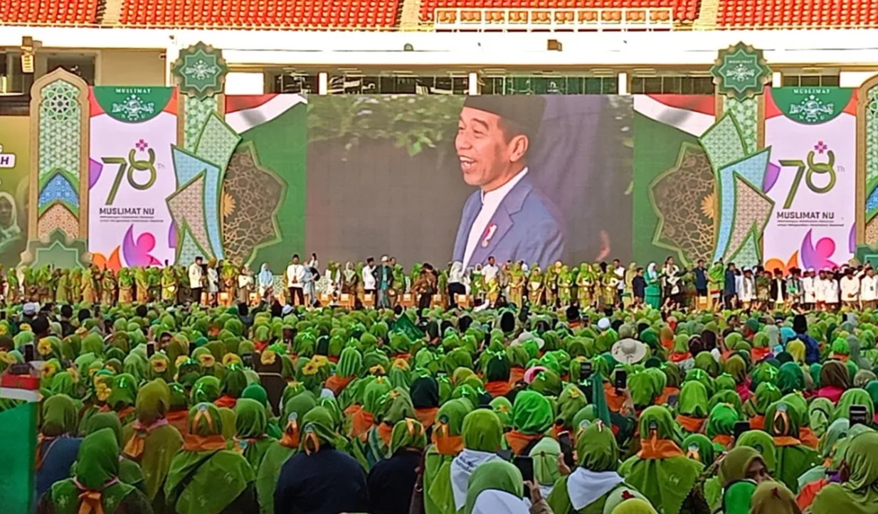 Pakai Sarung, Prsiden Jokowi Hadiri Harlah ke-78 Muslimat NU di GBK