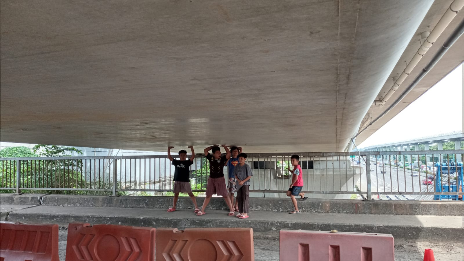 Proyek Kereta Cepat Jakarta - Bandung di Jembatan Curug Raya Jadi Objek Wisata Baru, Pedagang Ramai Pembeli