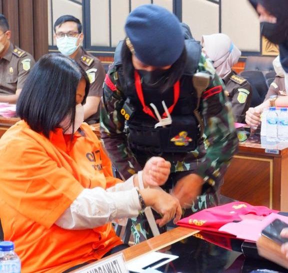 Dengan Tangan Terikat, Ini Foto-Foto Penampakan Putri Candrawathi Berganti Baju Tahanan Polri ke Kejagung