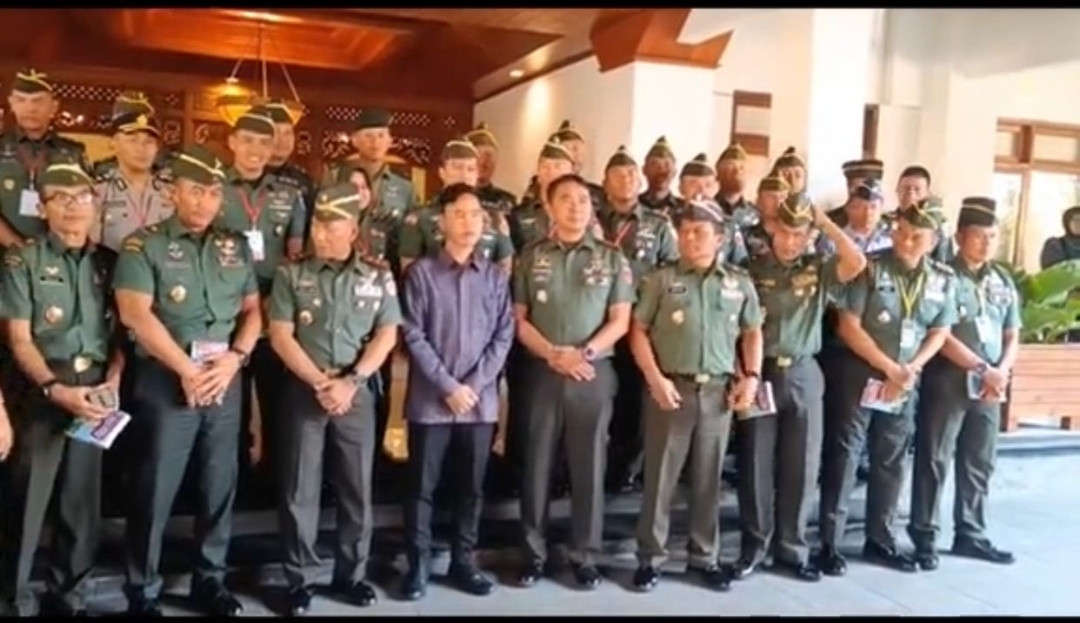 Gibran Klarifikasi Foto Viral Dirinya dengan Sejumlah Perwira TNI: Gak Ada Hubungan dengan Pilpres 2024