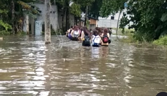 Heboh Pelajar SMP di Tangerang Terjang Banjir saat Pulang Sekolah 