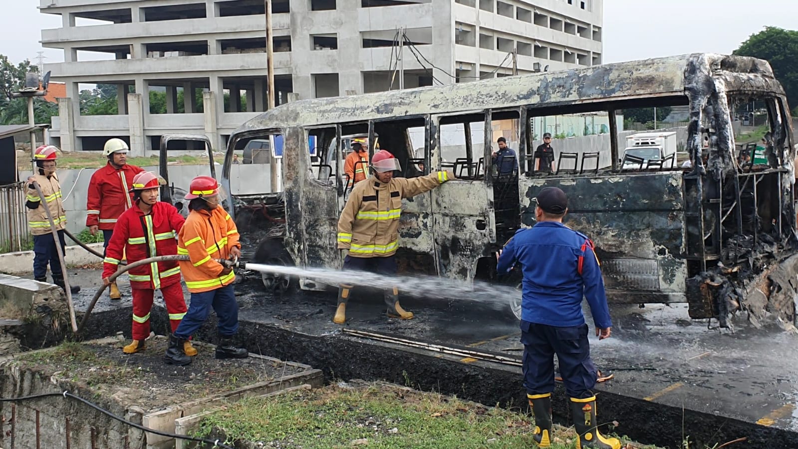 Ini Penyebab Mini Bus ELF Travel Terbakar di Mega Bekasi Hypermall Kota Bekasi 