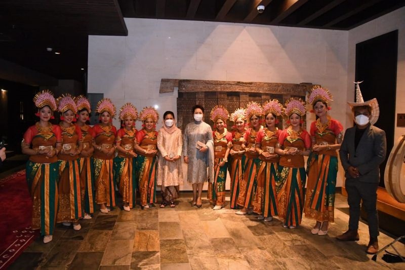 Berakhirnya KTT G20 Bali, Iriana Jokowi dan Ibu Negara China Peng Liyuan Saling Tukar Alat Musik Tradisional