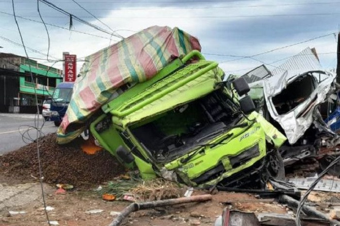 Lima Kendaraan Kecelakaan Beruntun, Mobil Luxio Terpelanting Hingga ke Seberang Jalan