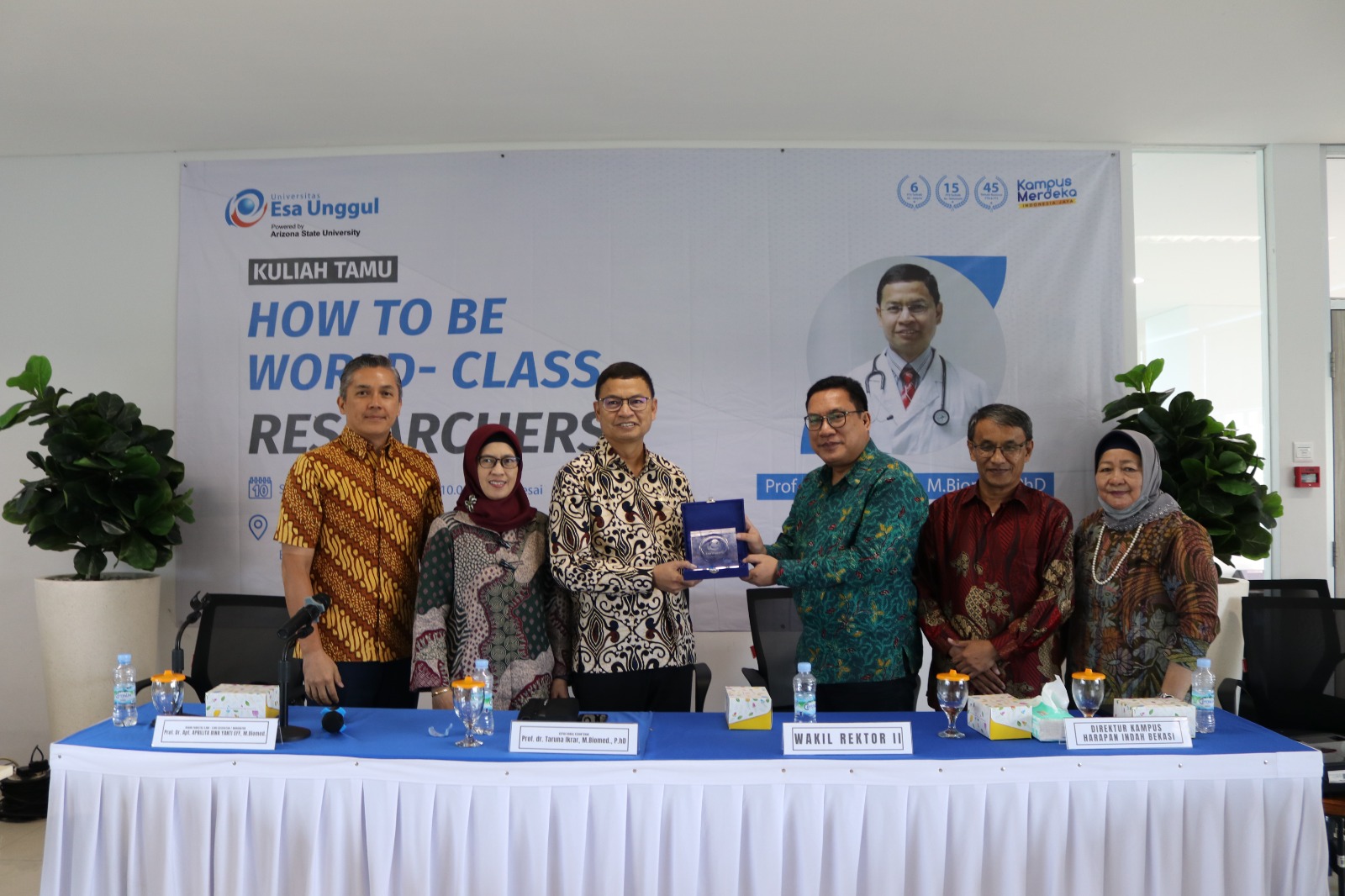 Kuliah Tamu How To Be World Class Researchers oleh Prof. Taruna di Universitas Esa Unggul Bekasi