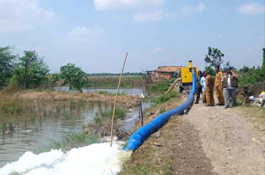 Terjadi Kekeringan Lahan Pertanian, 2 Mesin Pompa Air Besar Diturunkan Pemkab Bekasi