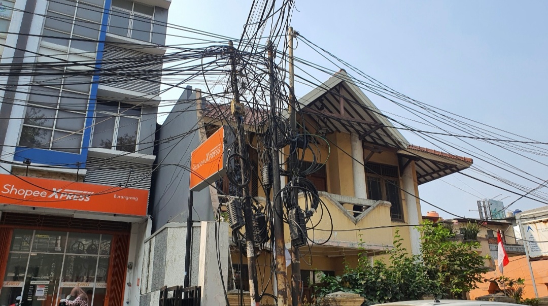 Kabel Semrawut di Kota Bekasi Bahayakan Warga, Begini Kondisinya