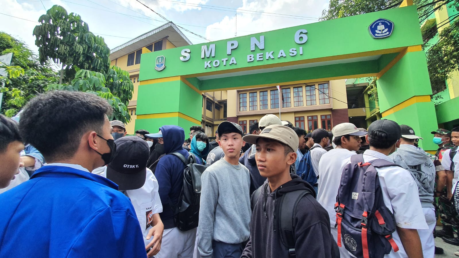 Dugaan Pelecehan Seksual, Alumni SMPN 6 Kota Bekasi Geruduk ke Sekolah, Minta Pegawai Perpustakaan Dikeluarkan