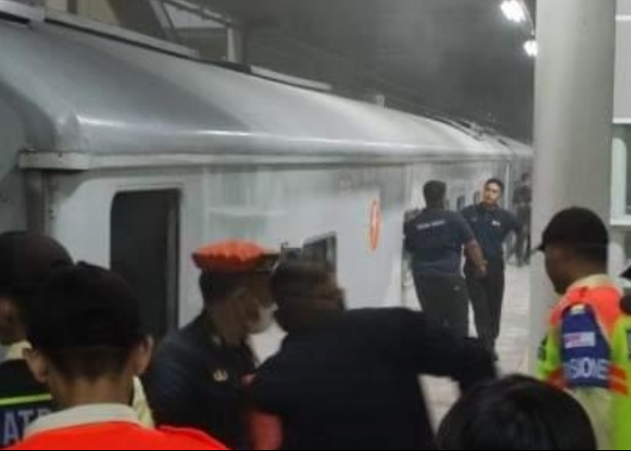 Viral Kereta Api Cikuray Keluarkan Asap di Stasiun Cikarang Bekasi, Begini Penjelasan PT KAI