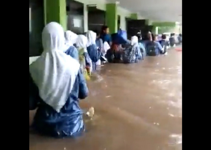 Viral! Tangis Siswa-Siswi MTSN 19 Pondok Labu Jakarta Saat Banjir Terjang Bangunan Sekolah