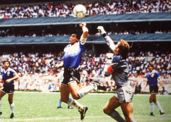 Bola yang Disentuh Maradona saat Cetak Gol 'Tangan Tuhan' Dilelang Rp36 Miliar