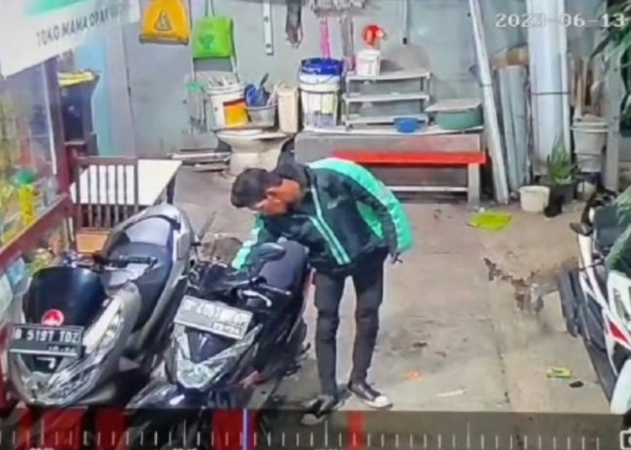 Viral Pria Menggunakan Jaket Ojek Online di Bekasi, Terekam Kamera cctv Mencuri Sepeda Motor
