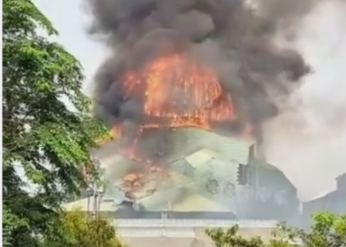 Breaking News: Kubah Masjid Islamic Center Koja Jakarta Utara Terbakar