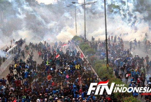 Demo Depan DPR Rusuh, Tol Dalam Kota Ditutup, Tembakan Gas Air Mata dan Water Canon 