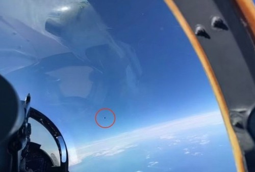 Sebuah Benda Asing Diduga UFO Tertangkap Kamera Jet Tempur, Menghilang kurang dari 2 Detik saat Didekati