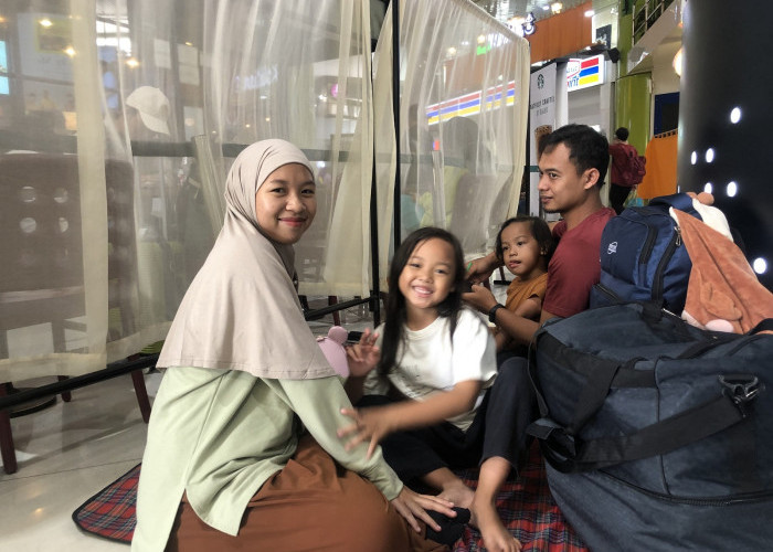 Tunggu Kedatangan Kereta 6 Jam, Pemudik Ini Pilih Gelar Tikar Bersama Keluarga di Stasiun Gambir Agar Tak Terlambat