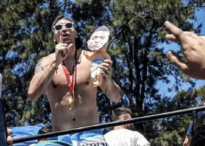 Emi Martinez Bertingkah Lagi, Kini Pasang Wajah Mbappe di Boneka Bayi saat Parade Juara Argentina